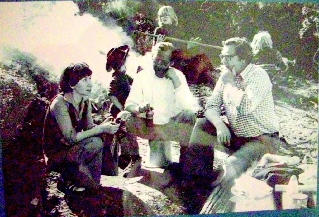 Lilly, Busse und der rote Walter mit den Kindern am Lagerfeuer beim Bau eines Hauses in Südfrankreich Ende der 70er Jahre - auch ne Art der Wohngeneimschaft