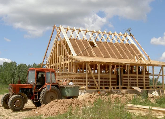Ein Haus bauen am Land vor blauen Himmel oder: Sondertilgung-Finanzierung-nachtraeglich-moeglich-Hausbau_Stari-Lepel