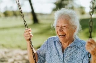 GROWYS-leben-lieben-lebenslust-oma-auf-der-schaukel-
