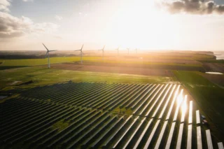 windräder und photovoltaik im wunderschöen sonnenlicht ertezugen sauberen strom für uns
