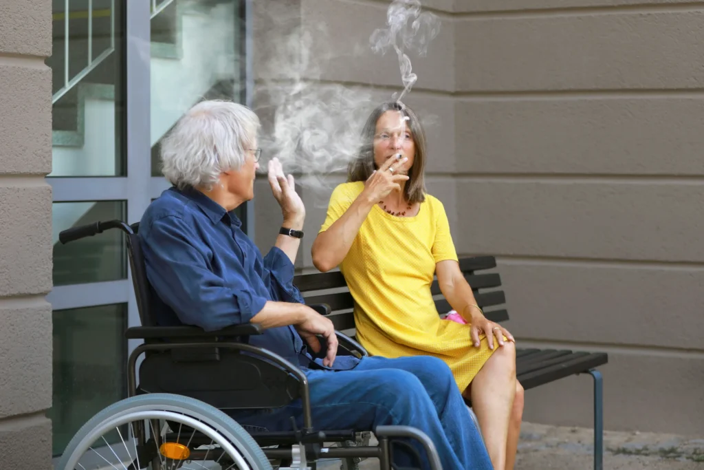 zwei ältere Menschen rauchen Cannabis